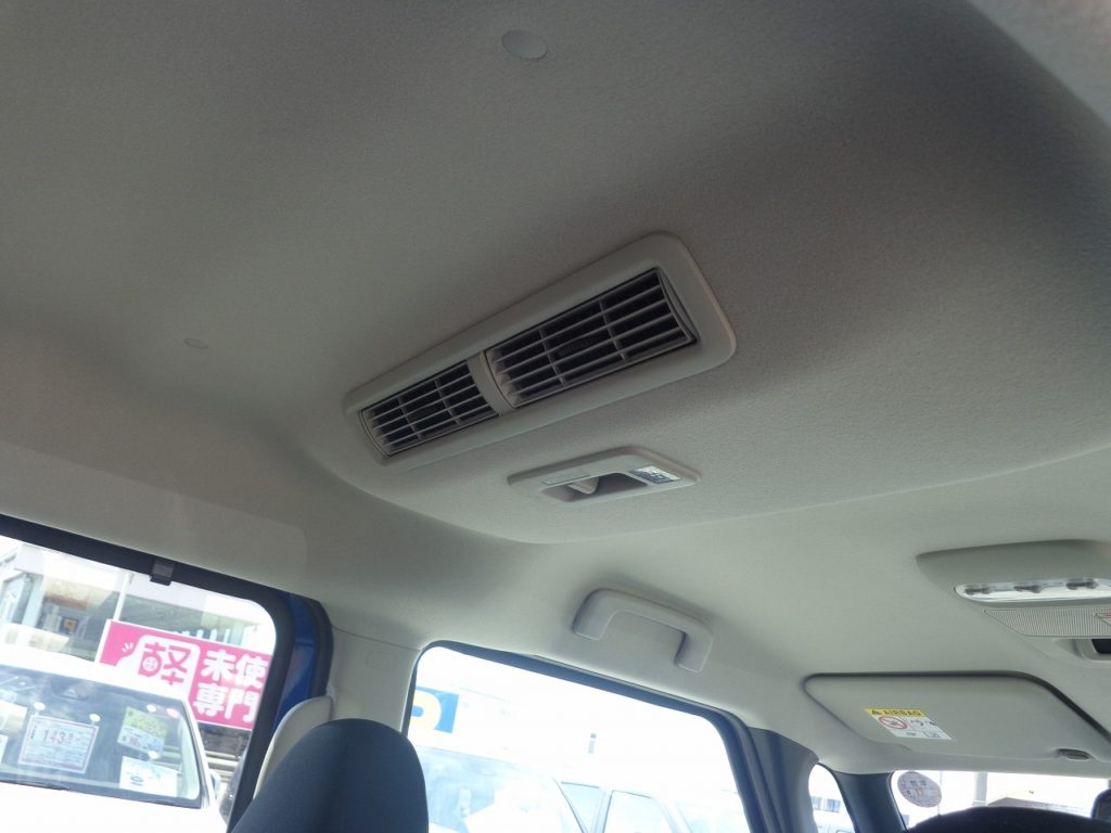 ■リアシーリングファン。後部座席にも風を送り冷暖房効率をUP