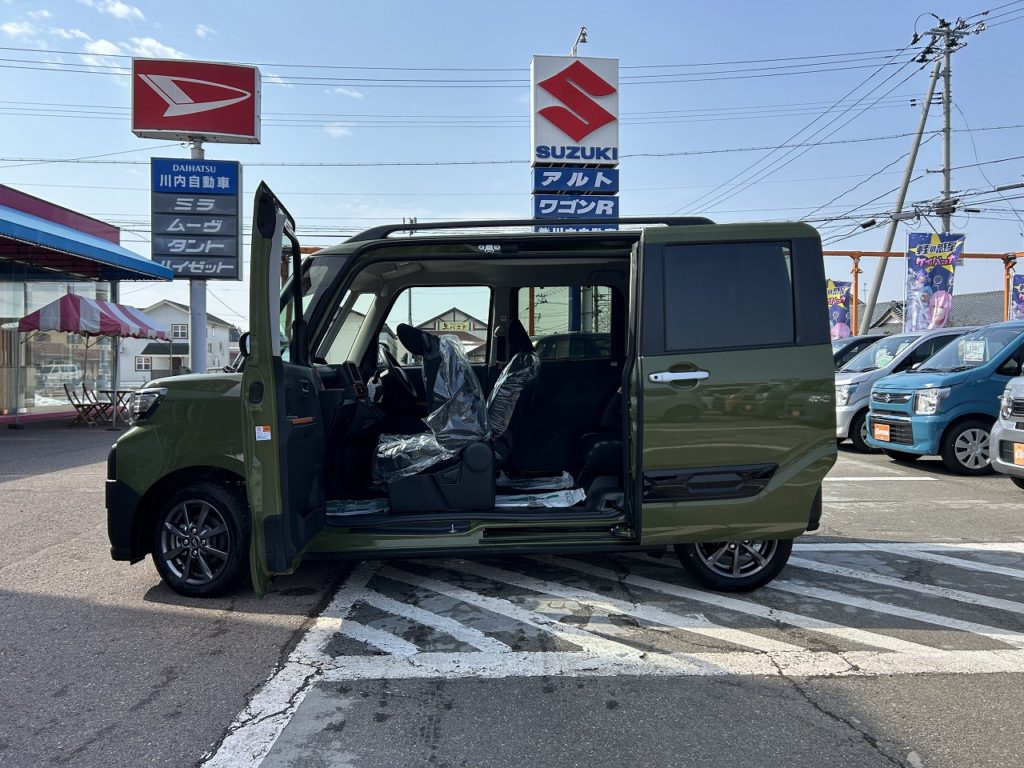 ■助手席～後部座席の間の柱がないピラーレススライドドアのおクルマです。大きく開くので長尺の荷物の積み込みや、眠ってしまったお子さんの乗車もラクラク♪