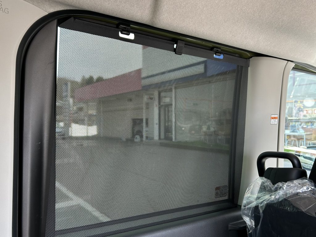 ■格納式リアロールサンシェード