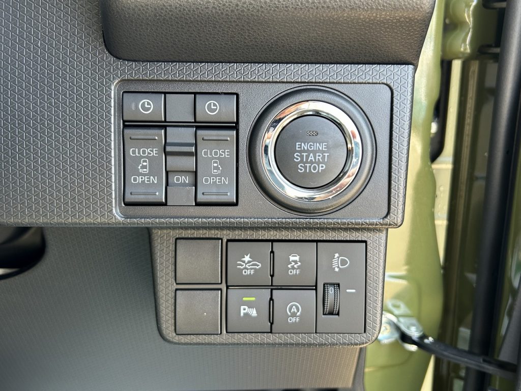 ■両側電動スライドドア開閉スイッチ　■エンジンプッシュスタート　■衝突被害軽減ブレーキ/横滑り防止装置/コーナーセンサー/アイドリングストップ