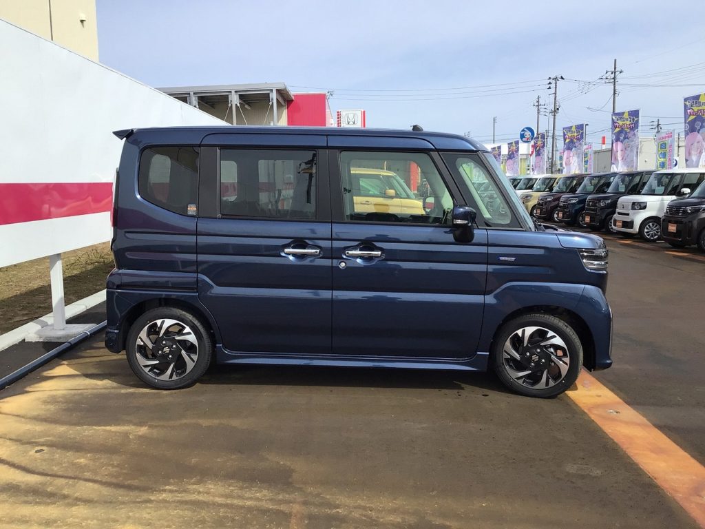 ■狭い駐車場でもドアあての心配がなく、荷物の積み込みや同乗者の乗り降りも安心♪