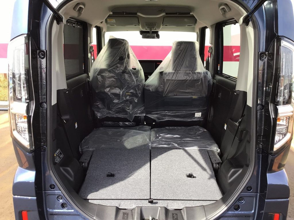 ■後部座席を倒せば大きめの荷物も詰め込めます