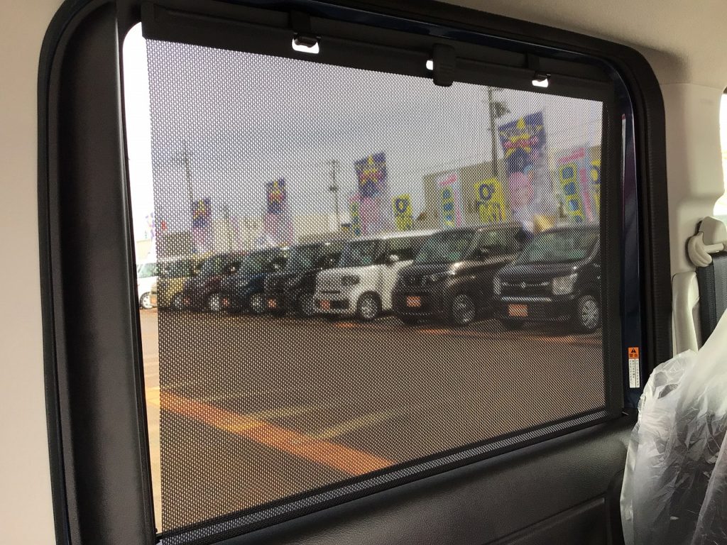 ■格納式リアロールサンシェード