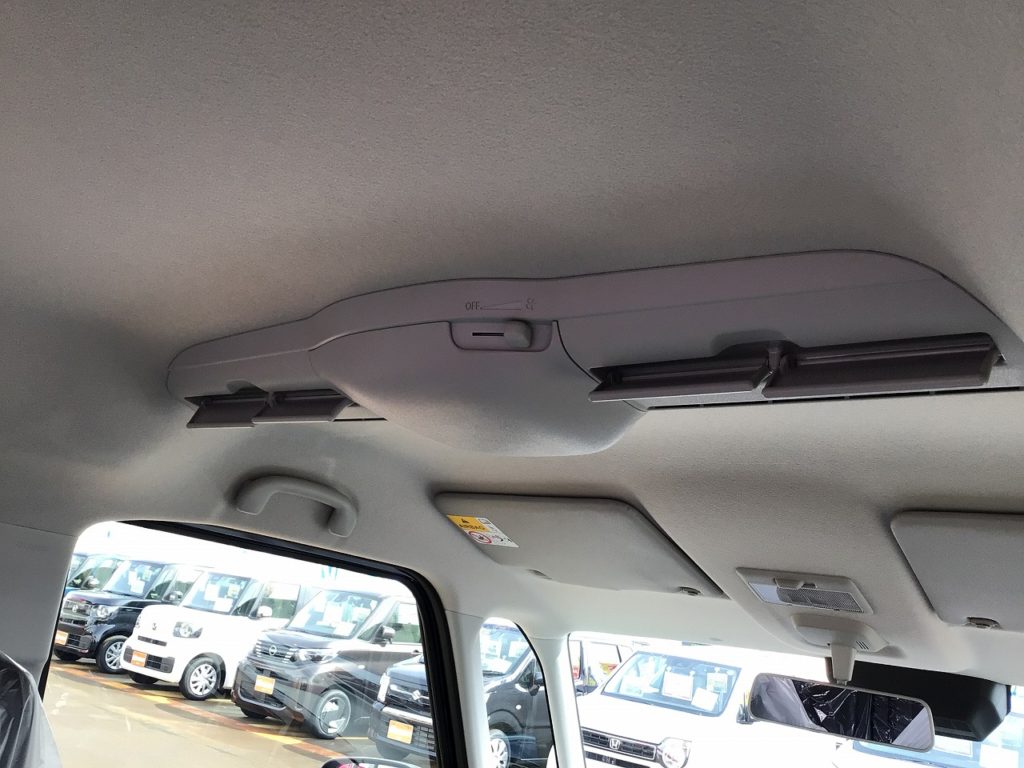 ■スリムサーキュレーター。後部座席への暖房・冷房効率がアップします♪