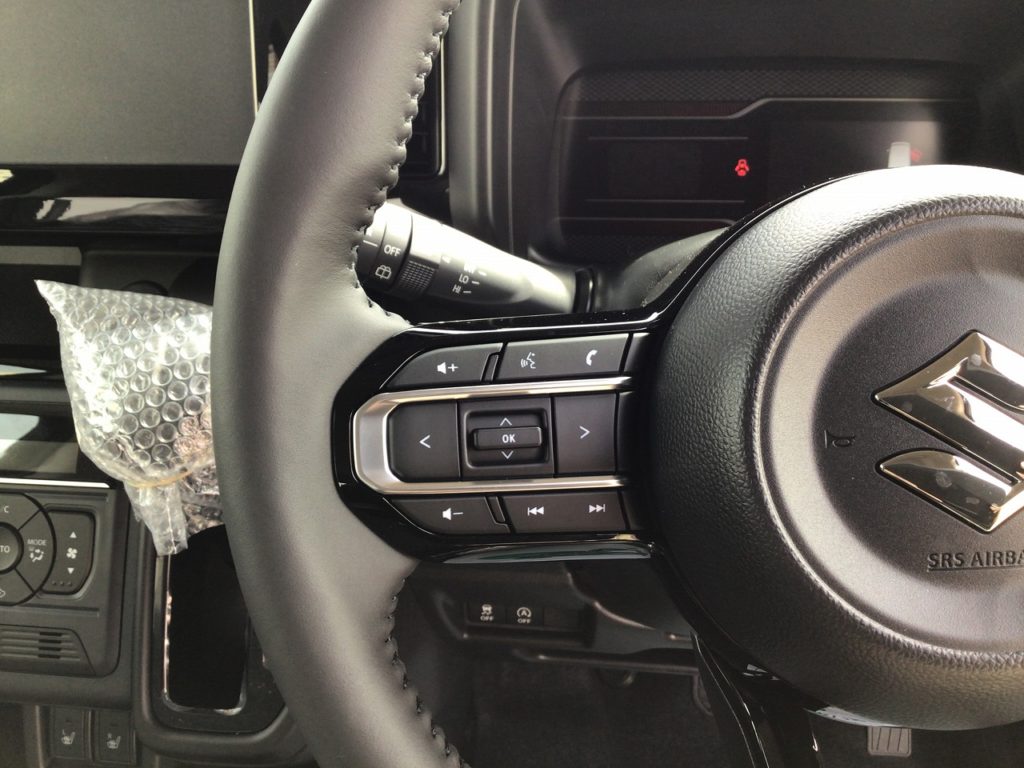 ■ハンドルの手元でナビを操作できるステアリングスイッチ