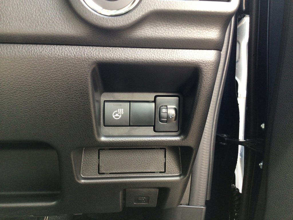 ■寒い冬にかじかんだ手を温めてくれるステアリングヒーター