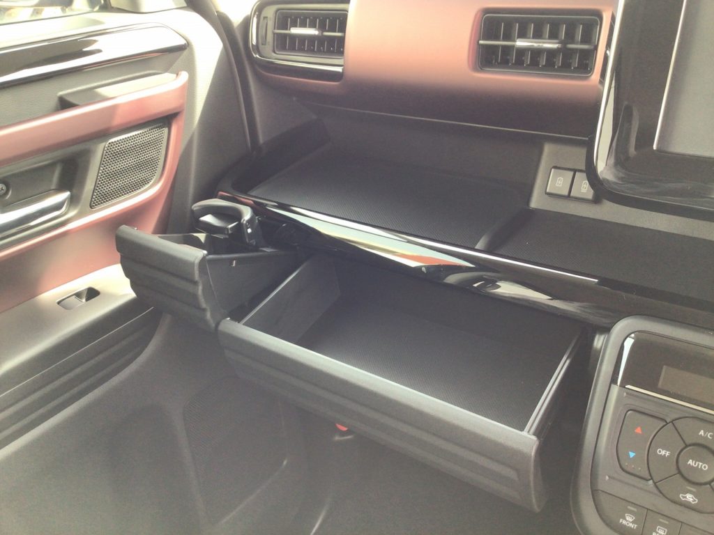 ■助手席収納/ドリンクホルダー