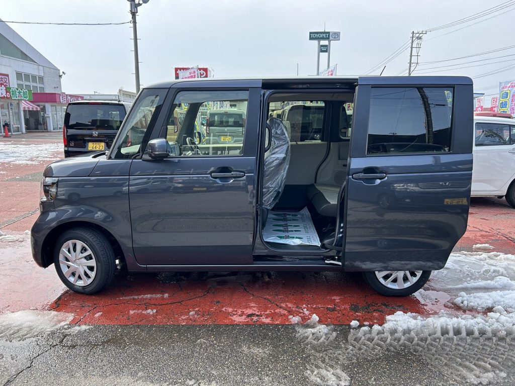 ■左側スライドドアは電動式。力を入れずにラクラク開閉できるので荷物の積み込み時も便利♪