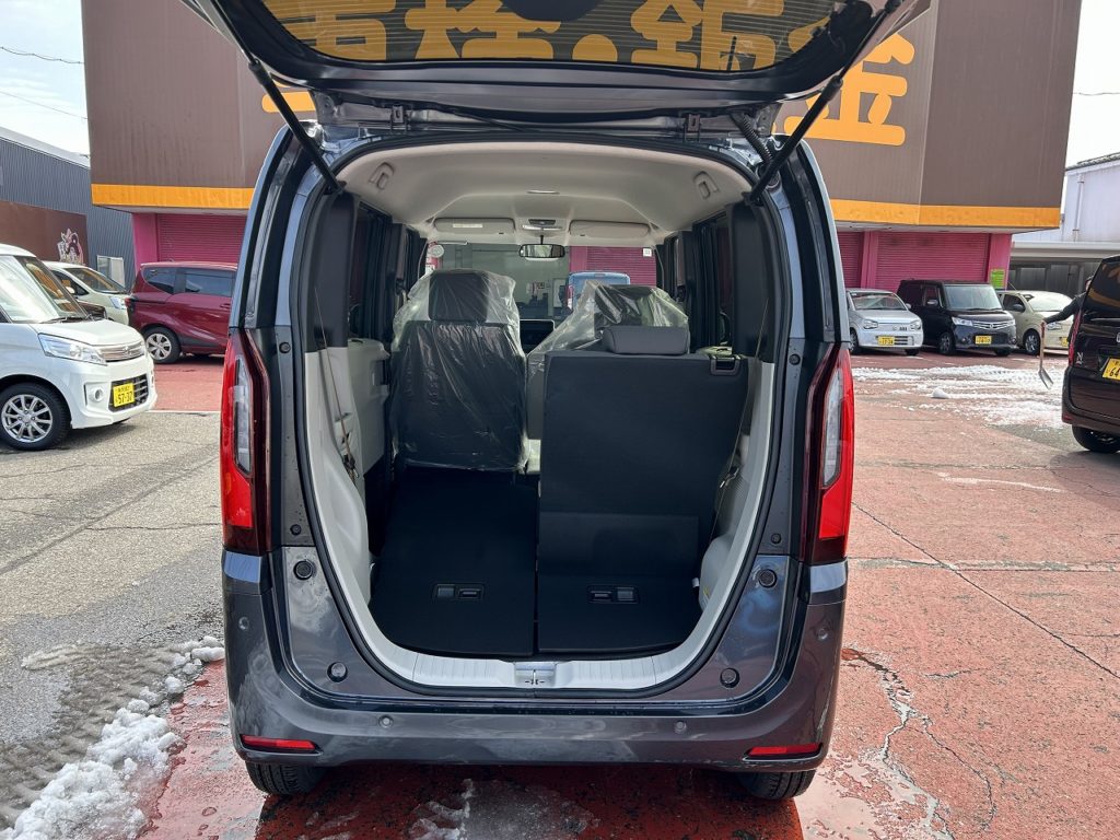 ■後部座席は分割して倒せるので長い荷物も積み込めます♪