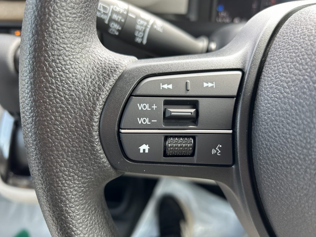 ■ハンドルの手元でナビの操作ができるステアリングスイッチ