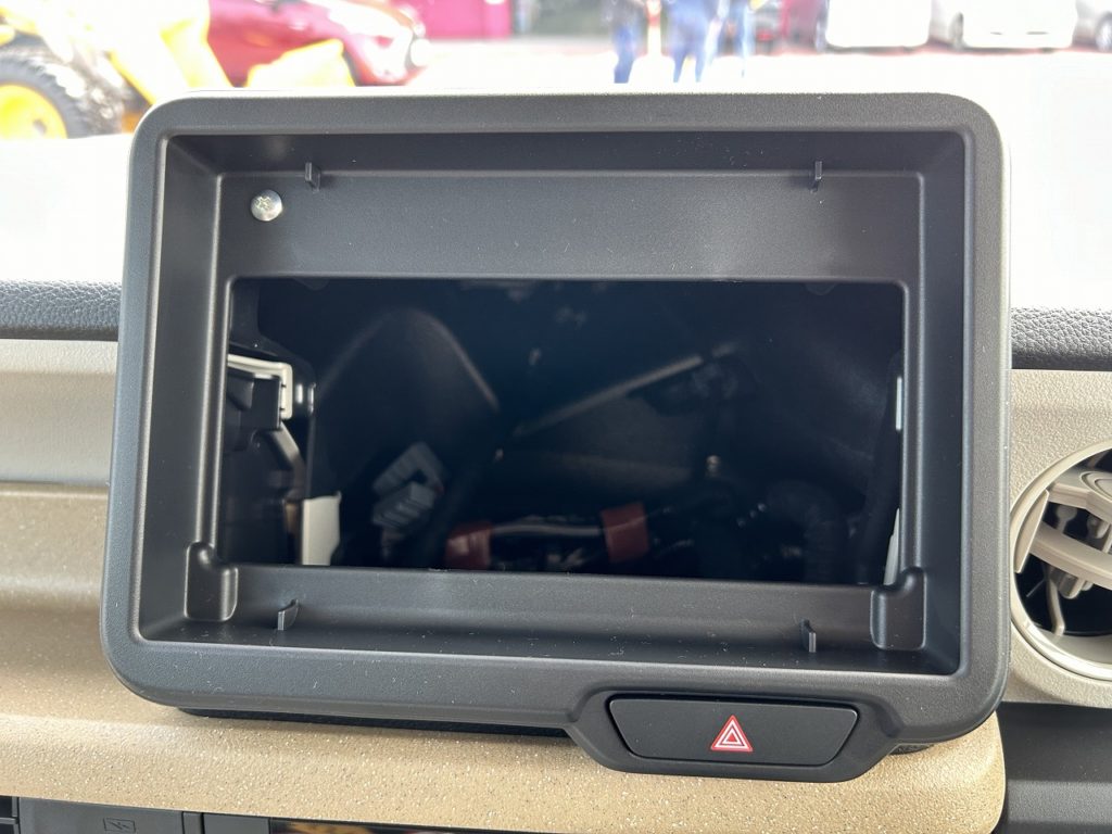 ■オーディオレスのおクルマです。お好みのナビ・オーディオのご購入、取付施工もお任せください！