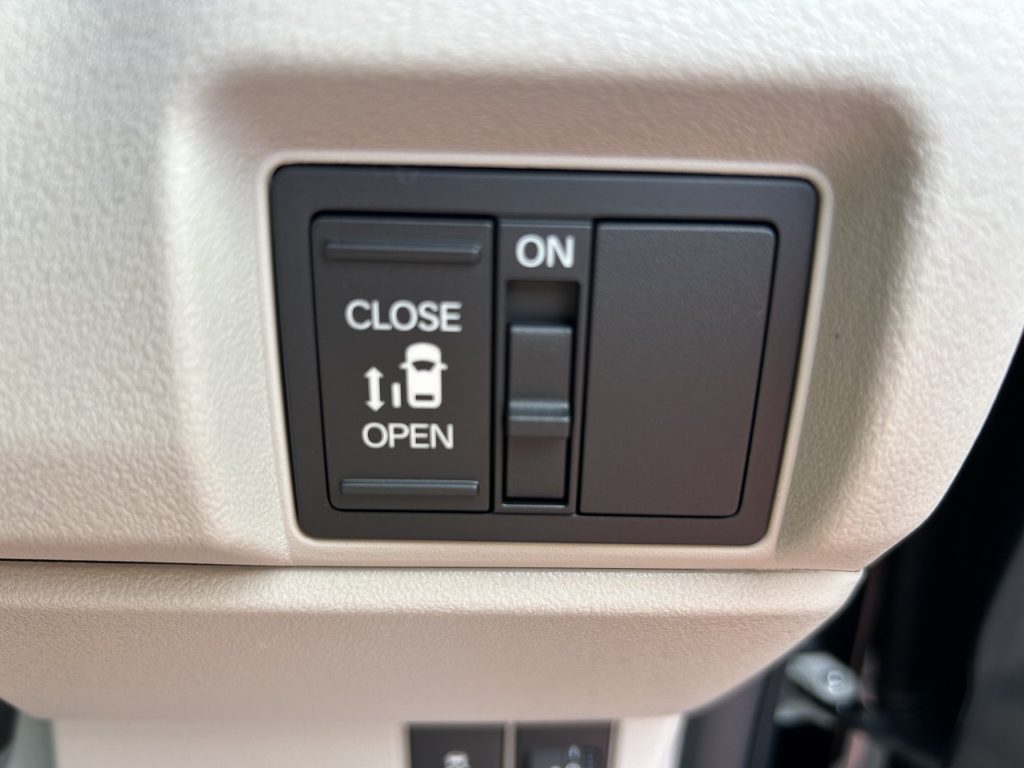 ■左側パワースライドドア開閉/ONOFFスイッチ