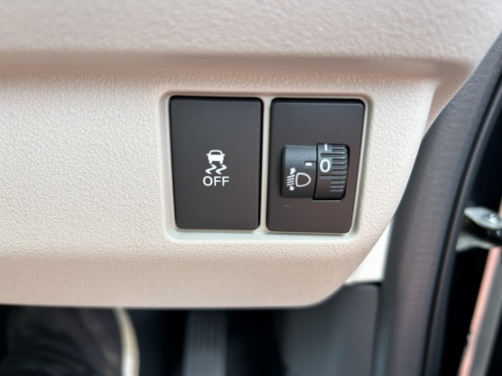 ■横滑り防止装置　■ヘッドライトレベライザー