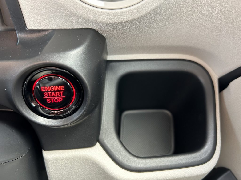 ■エンジンプッシュスタート　■運転席ドリンクホルダー