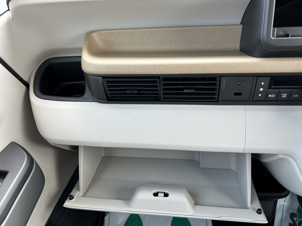 ■助手席収納　■小物置き