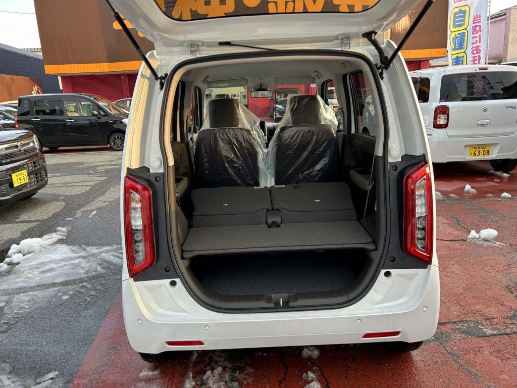 ■備え付けのボードを使ってトランクスペースを上下2段で使い分けることができます♪