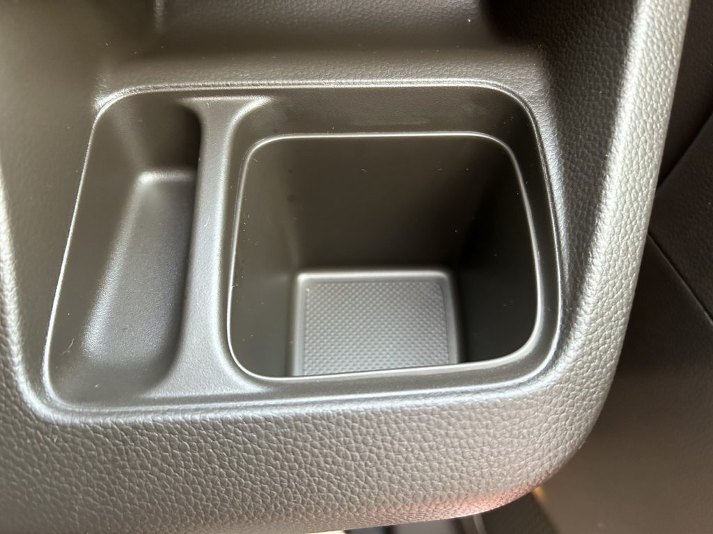 ■運転席ドリンクホルダー