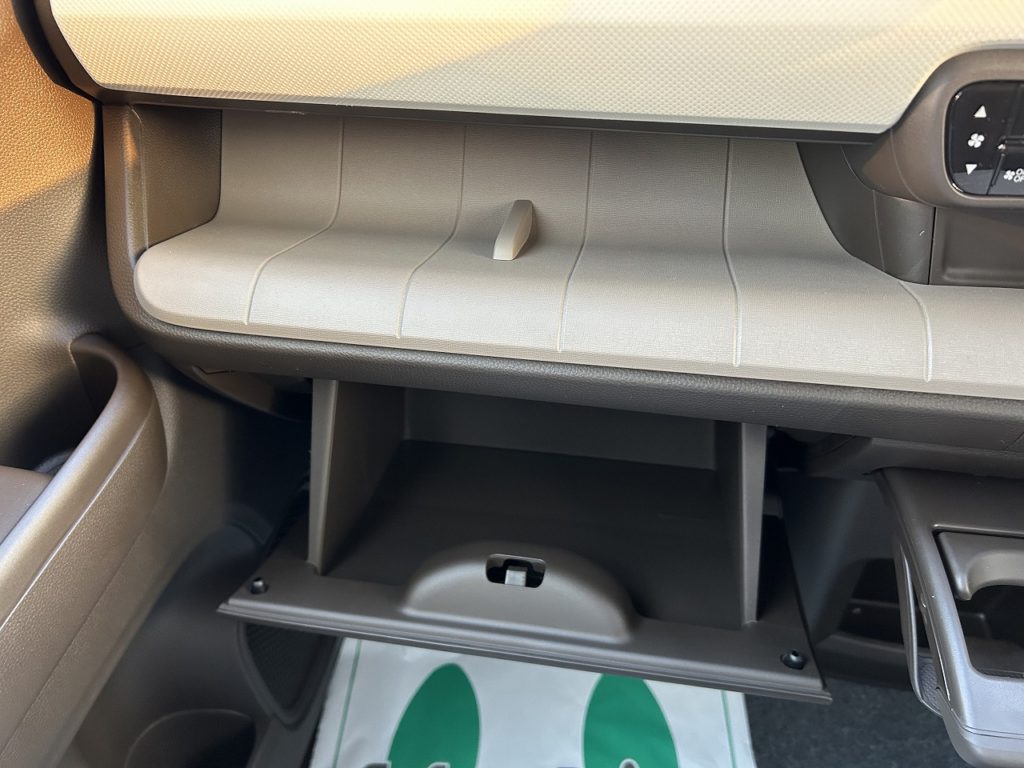 ■助手席収納/小物置き