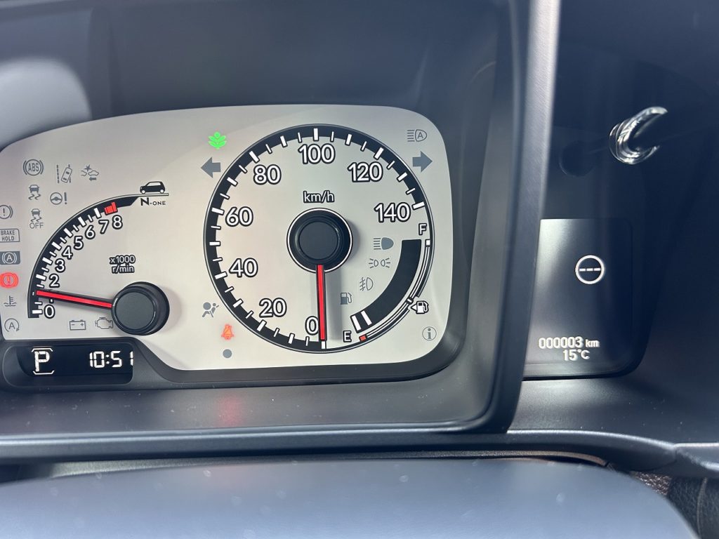 ■走行距離は撮影時点で3ｋｍ！　ほとんど走っていない届出済未使用車のおクルマです