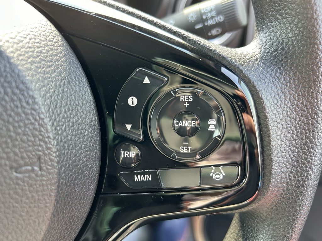 ■設定した速度内で車が加減速。先行車と適切な距離を保ちながら追従するアダプティブクルーズコントロール