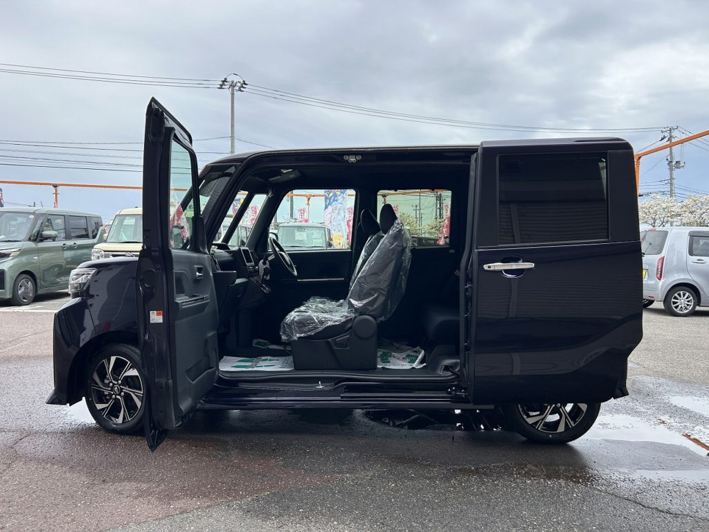 ■助手席～後部座席の間の柱がないピラーレススライドドアのおクルマです。大きく開くので長尺の荷物の積み込みや、眠ってしまったお子さんの乗車もラクラク♪