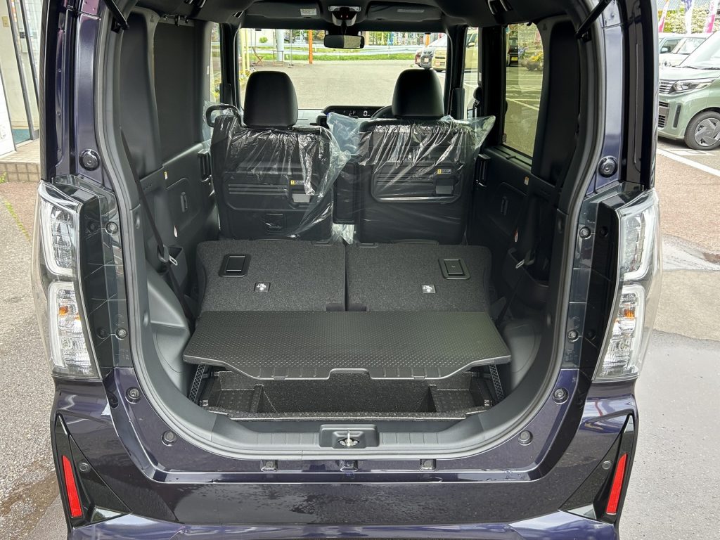 ■荷室底板下にもスペースあり。背の高い荷物も積み込めますよ♪