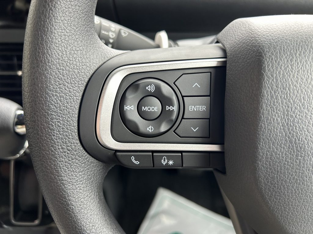 ■ハンドルの手元でナビの操作ができるステアリングスイッチ