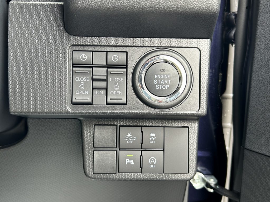 ■両側電動スライドドア（予約開閉ボタンあり）■エンジンプッシュスタート■衝突被害軽減ブレーキ/横滑り防止装置/パーキングセンサー/アイドリングストップ