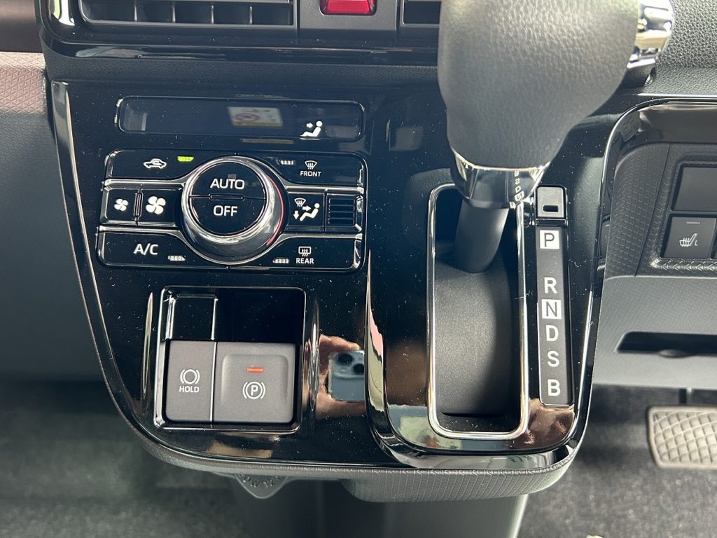 ■インパネシフト　■オートエアコン　■電子制御パーキングブレーキ