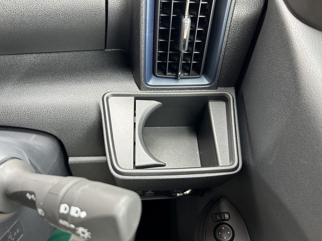 ■運転席ドリンクホルダー