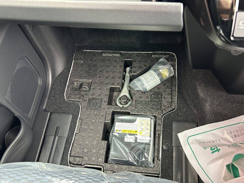 ■タイヤパンク修理キット、けん引フックなどの非常時に使う道具類は助手席下に収納されています