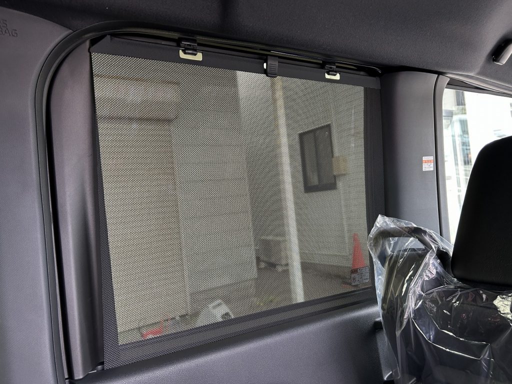 ■格納式リアロールサンシェード