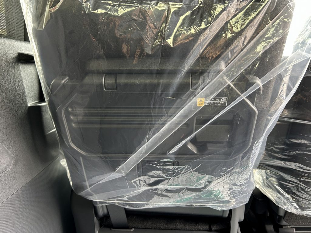 ■リアシートにはバックテーブルあり。ご家族やご友人との行楽に嬉しい装備です♪