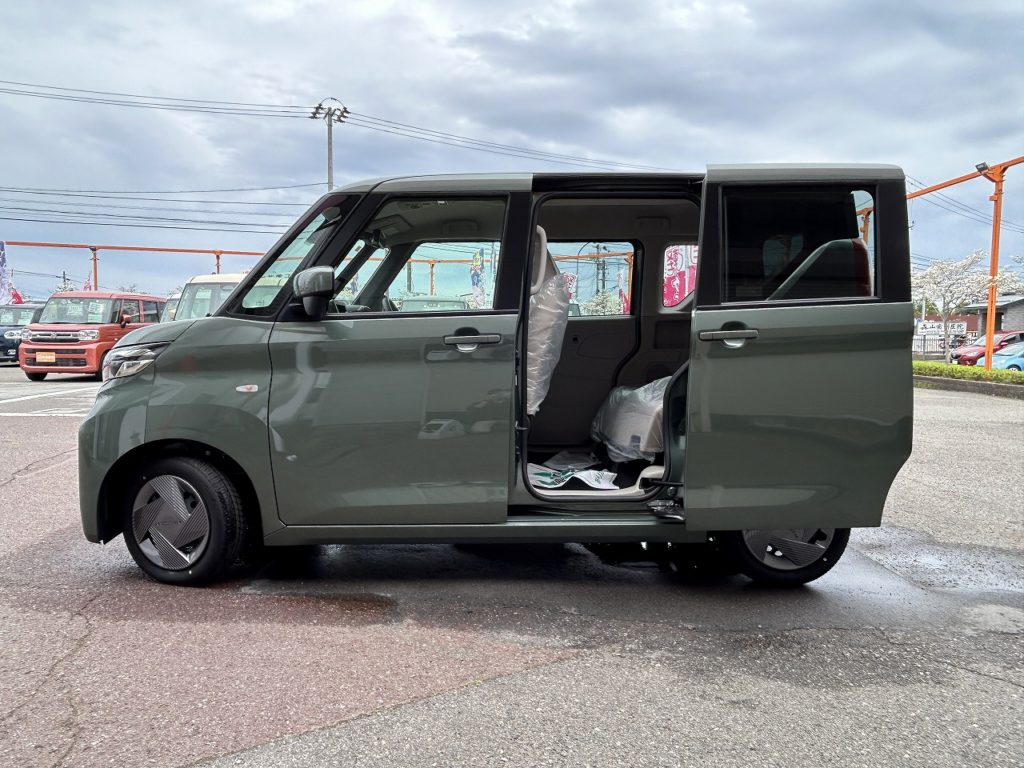 ■スライドドアのため狭い駐車場でもドアあての心配がありません♪