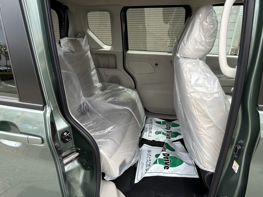 ■リアシート。後部座席も足元ひろびろ♪