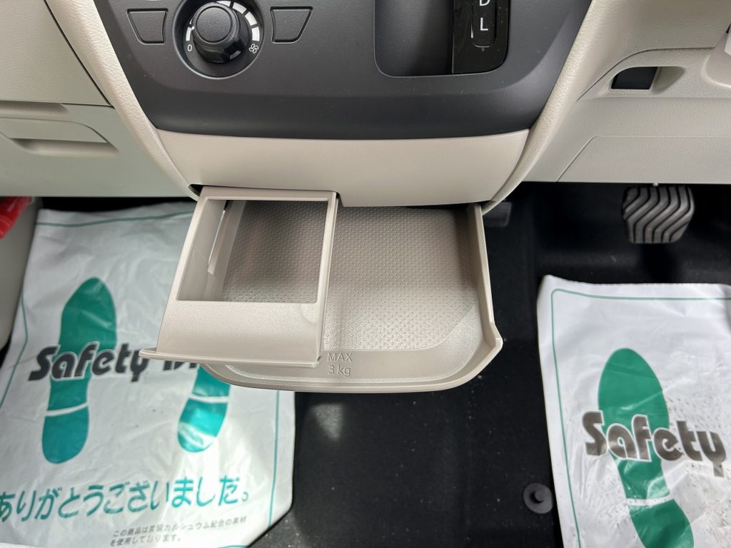 ■インパネ下小物入れ/カップホルダー