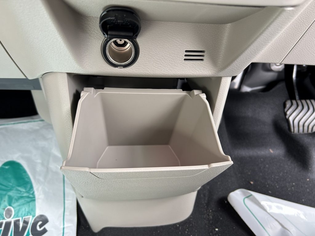 ■インパネ下収納