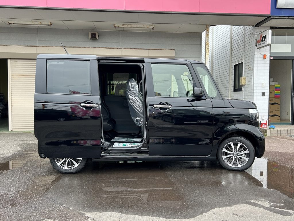 ■右側手動/左側電動スライドドアのおクルマです