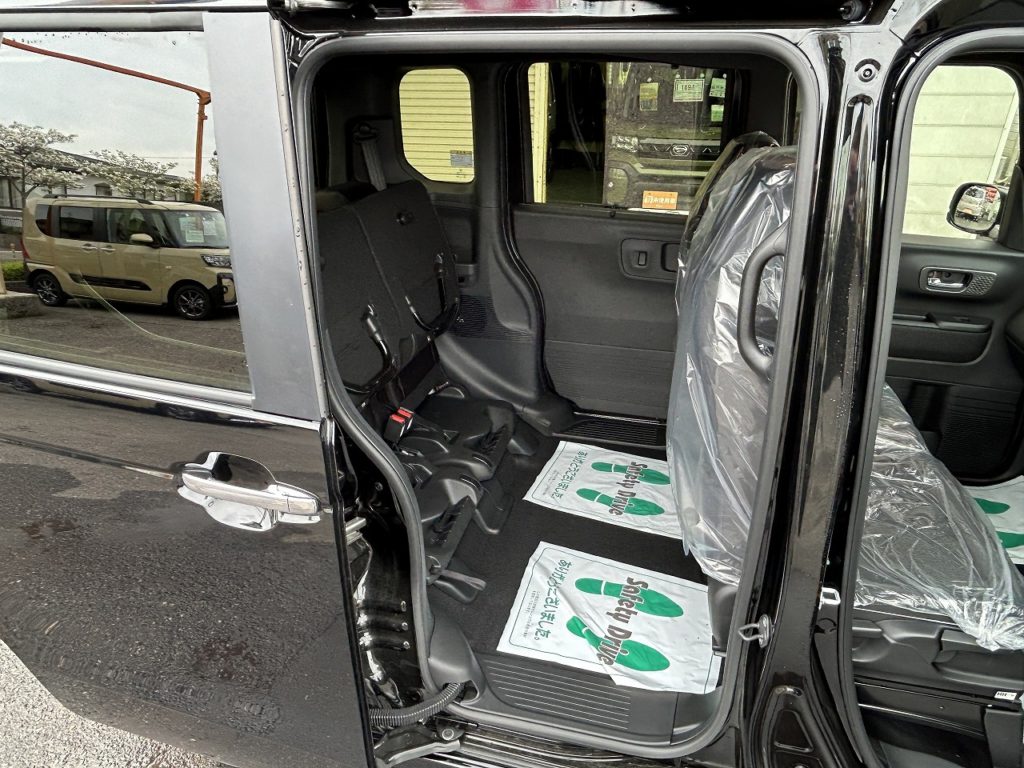 ■チップアップ&ダイブダウン機構付スライドリアシート。後部座席の座面をはね上げ、荷物を積める空間に早変わり♪