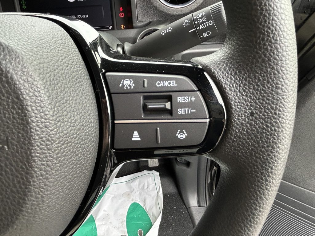 ■設定した速度内で車が加減速。先行車と適切な距離を保ちながら追従するアダプティブクルーズコントロール