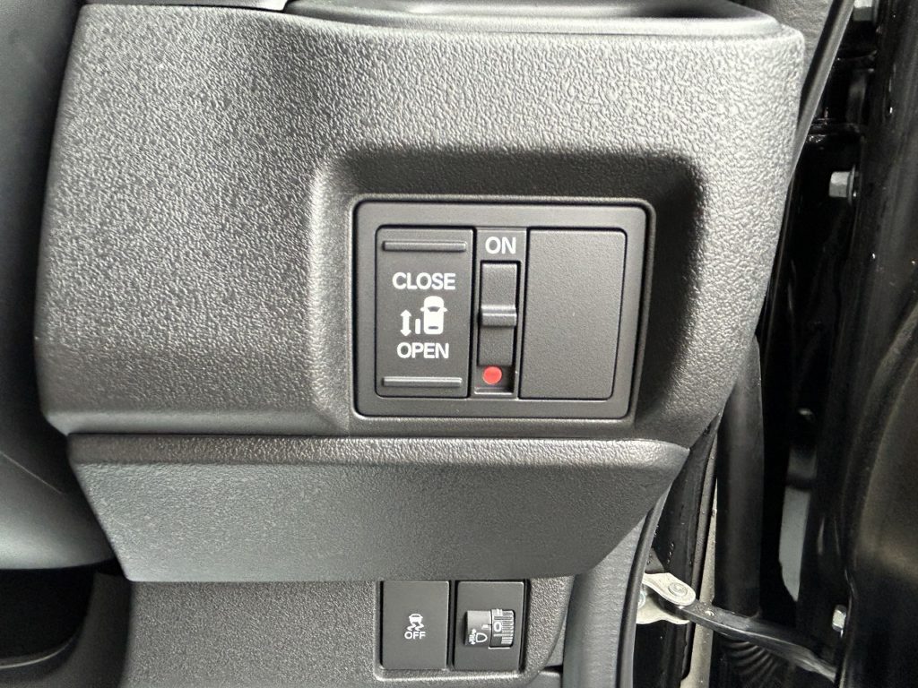 ■左側電動スライドドア開閉スイッチ