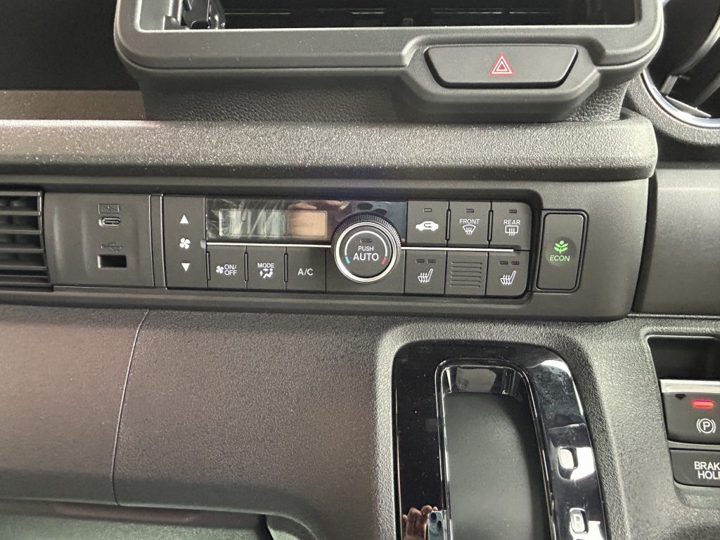 ■オートエアコン　■前席シートヒーター　■ECON　■USB充電ソケット