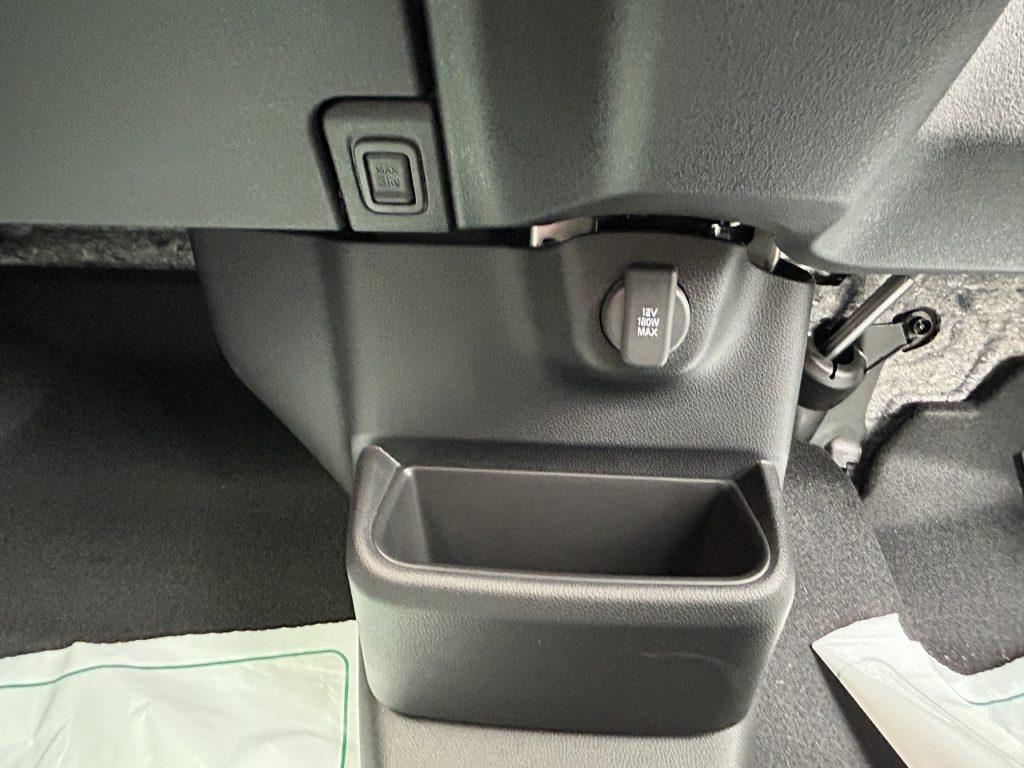 ■アクセサリーソケット　■荷掛けフック　■インパネ下小物入れ