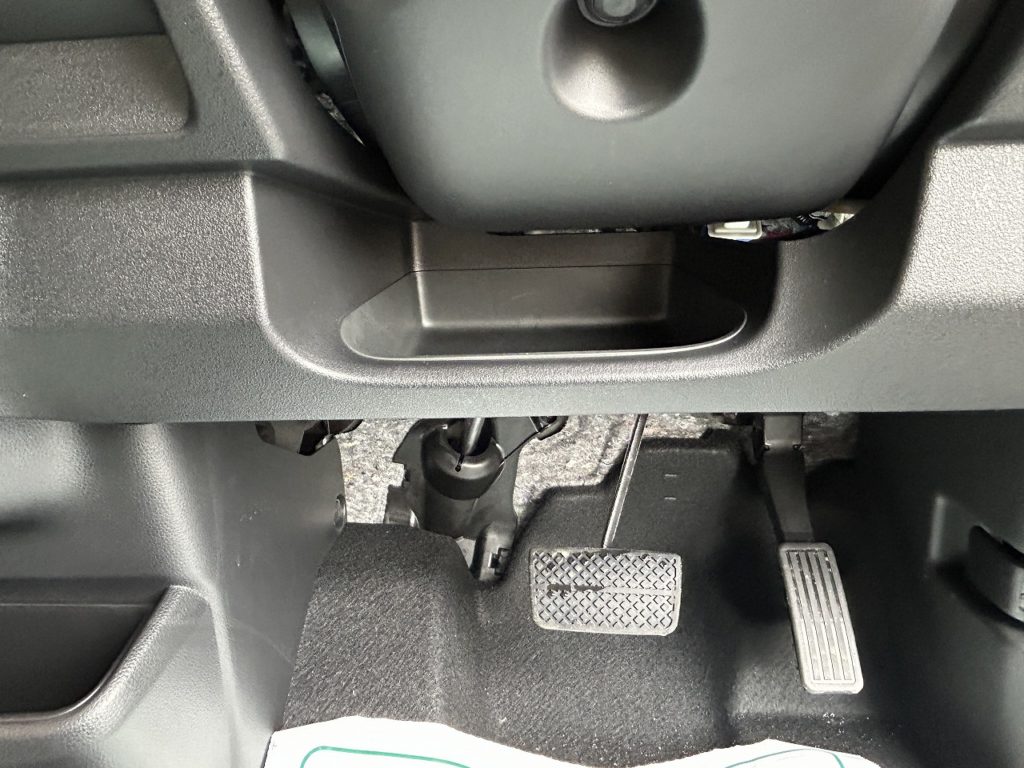 ■運転席下小物入れ