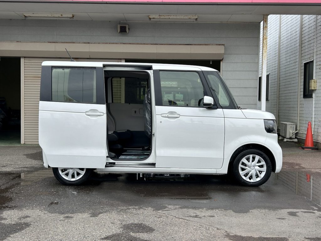 ■右側手動/左側電動スライドドアのおクルマです