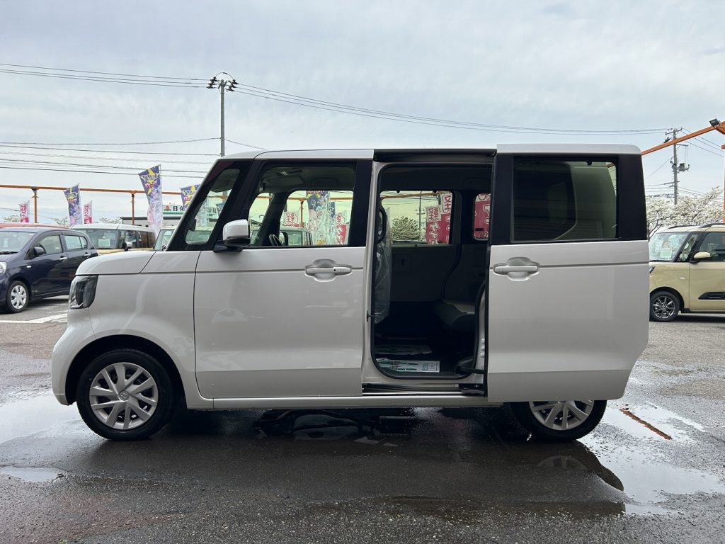 ■リアドアはスライドドアのため、狭い駐車場でもドアあての心配がありません