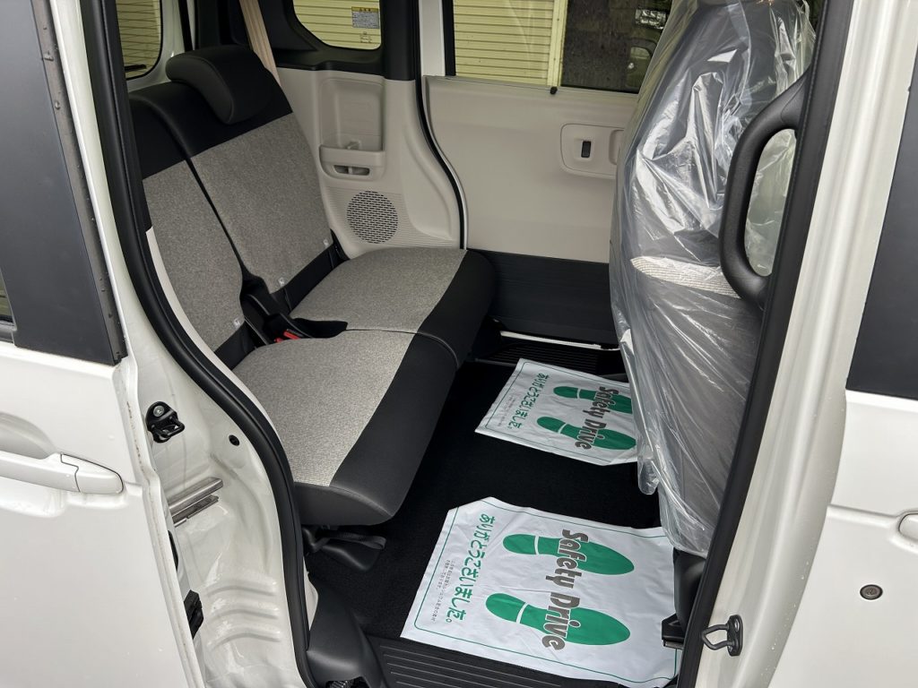 ■リアシート。足元もひろびろ♪