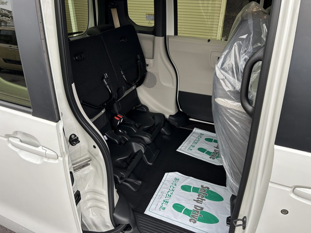 ■チップアップ&ダイブダウン機構付スライドリアシート。後部座席の座面をはね上げ、荷物を積める空間に早変わり♪