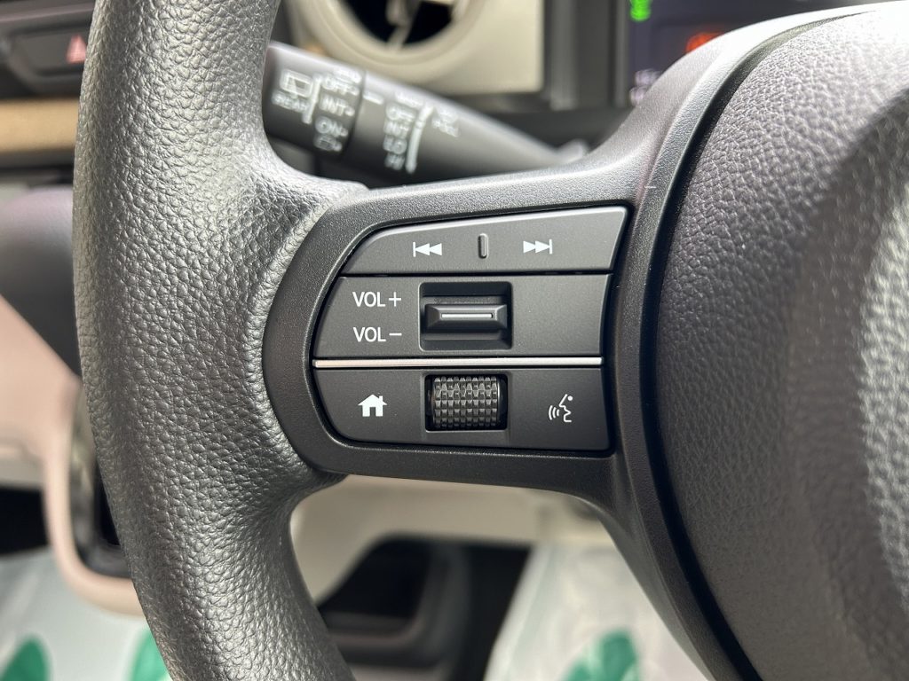 ■ハンドルの手元でナビの操作ができるステアリングスイッチ