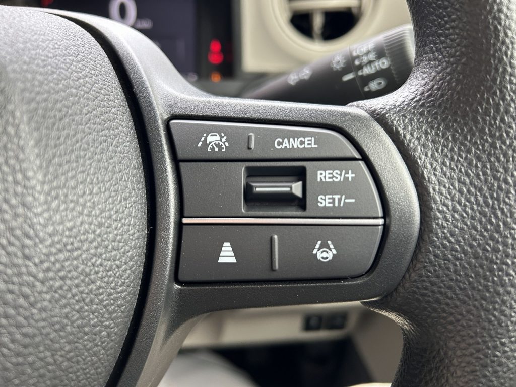 ■設定した速度内で車が加減速。先行車と適切な距離を保ちながら追従するアダプティブクルーズコントロール